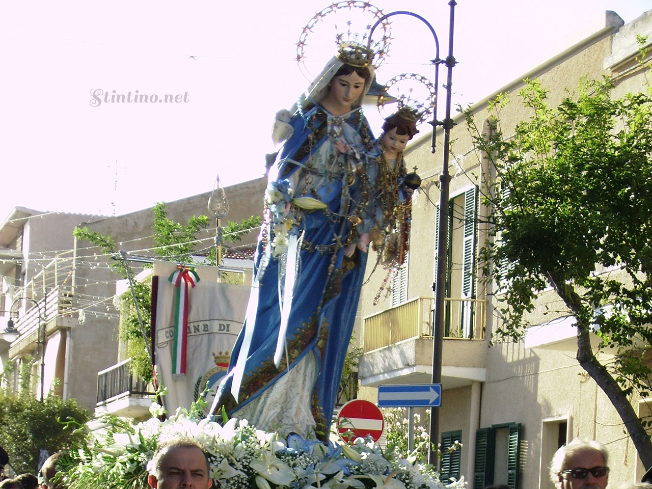 La Beata Vergine della Difesa in processione