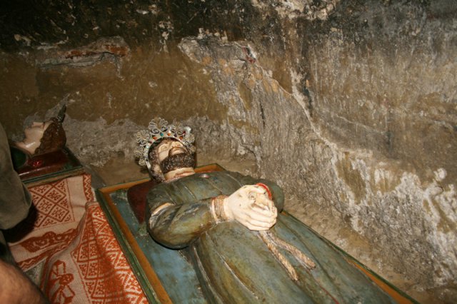 Le statue dei santi dentro alla chiesetta di Balai Vicino
